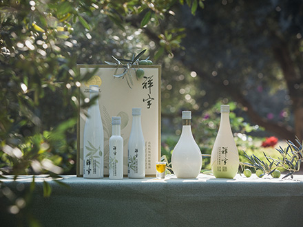 祥宇特級(jí)初榨橄欖油，純手工采摘、精選優(yōu)質(zhì)油橄欖鮮果，用意大利貝亞雷斯全自動(dòng)設(shè)備物理冷榨工藝，在鮮果采摘后8小時(shí)內(nèi)限時(shí)鮮榨而成。